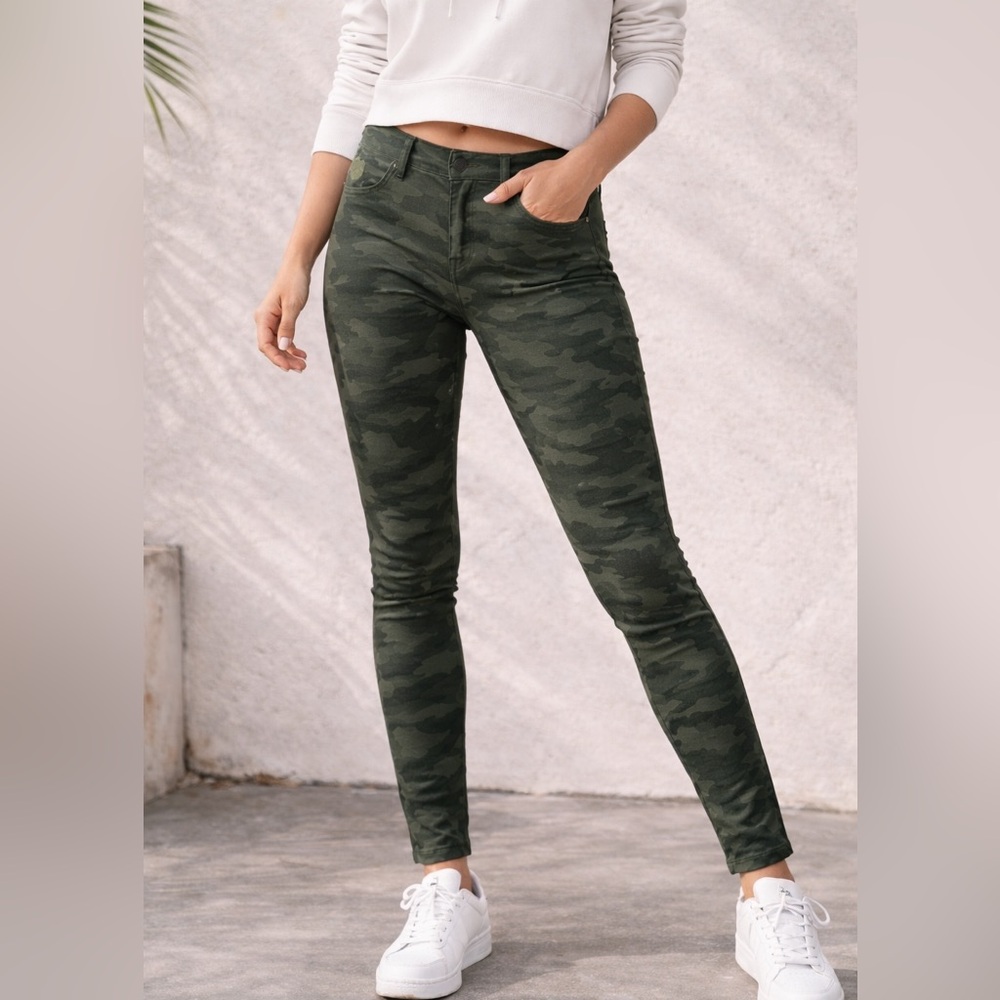 NEW Camo Jeggings Juniors L 11-13 Fits Women S/M Stretch Skinny Pants Black Gray